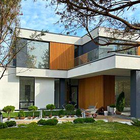 Кубообразная рейка под дерево Орех Миланский 3D на фасаде дома